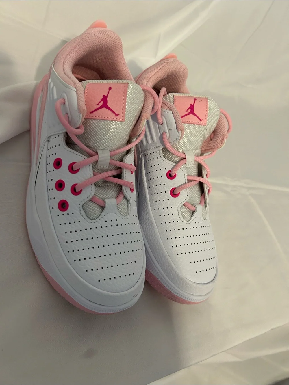 AirJordan Max Aura 5 Kids White and Pink High-Top Sneakers, Y4.5